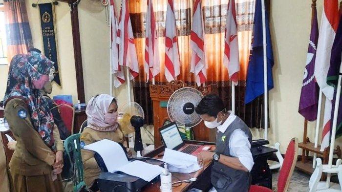 Vaksinator UPT Puskesmas Dabo Lama memberikan vaksin Sinovac kepada tenaga pendidik korwil Kecamatan Singkep, Kabupaten Lingga, Provinsi Kepri.