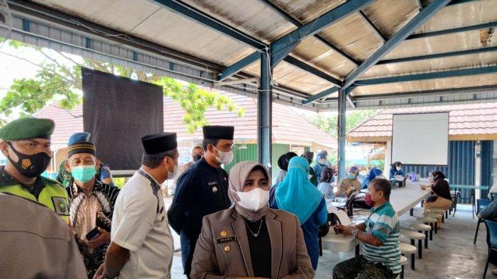 Sejumlah warga lanjut usia (Lansia) dengan usia 60 tahun keatas saat mendaftar vaksinasi corona di Tanjungpinang dosis pertama di Pujasera, Pasar Bintan Centre, Kota Tanjungpinang, Senin, (19/4/2021).