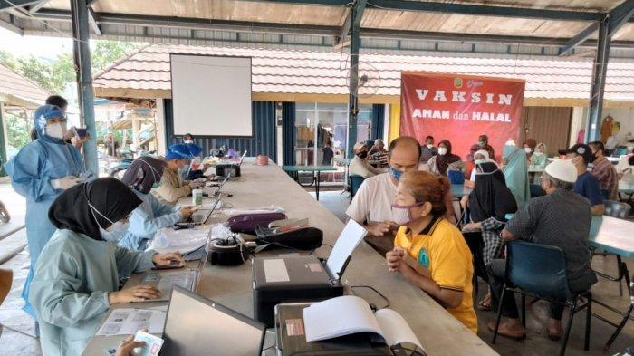 Sejumlah warga lanjut usia (Lansia) dengan usia 60 tahun keatas saat mendaftar vaksinasi corona di Tanjungpinang dosis pertama di Pujasera, Pasar Bintan Centre, Kota Tanjungpinang, Senin, (19/4/2021).