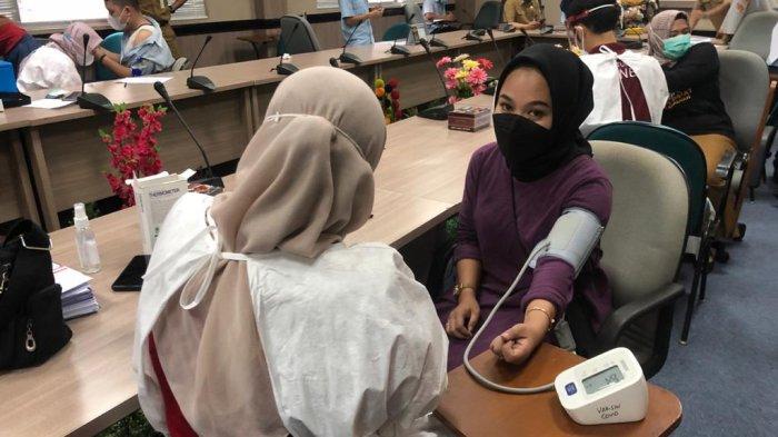 VAKSINASI CORONA - DPRD Batam menggelar vaksinasi massal bagi seluruh pegawai dan juga keluarga dari 50 anggota DPRD Batam.