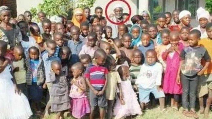 Misheck Nyandoro bersama dengan seluruh istri dan ratusan anaknya. Veteran Perang Zimbabwe ini viral karena mempunyai 16 istri dan 151 anak