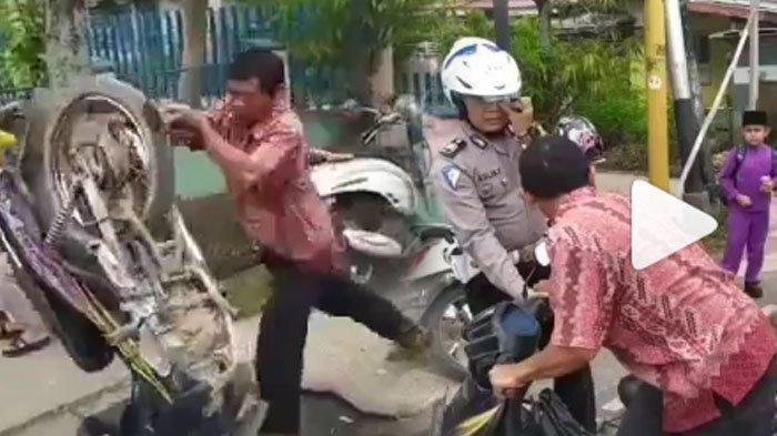 Viral pria tak ingin ditilang malah ngamuk dan banting motornya.