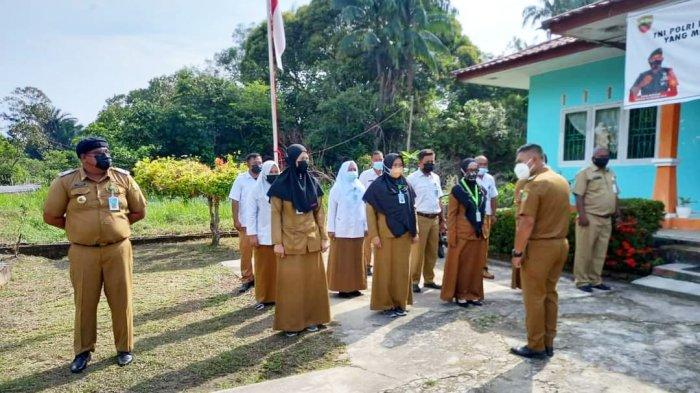Wakil Bupati Lingga Neko Wesha Pawelloy saat mengunjungi kantor Kelurahan Daik, Kecamatan Lingga, Kabupaten Lingga, Senin (5/4/2021).