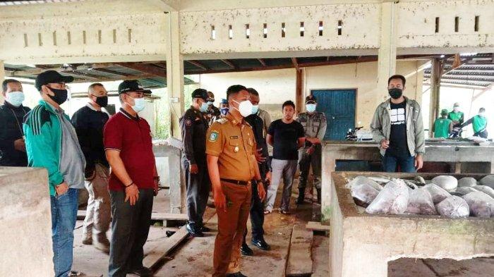 Wakil Bupati Lingga Neko Wesha Pawelloy bersama rombongan menelusuri Pasar Daik, Kecamatan Lingga, Kabupaten Lingga, Senin (29/3/2021)