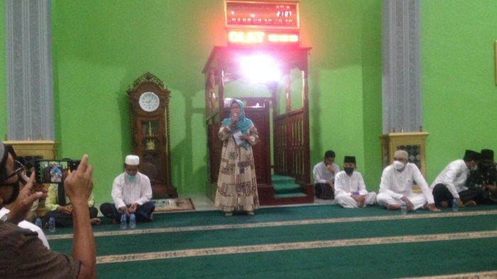 Wakil Bupati Natuna Ngesti Yuni Suprapti di Masjid An-Nur Kelurahan Batu Hitam, Kecamatan Bunguran Timur, Kabupaten Natuna, Provinsi Kepri.