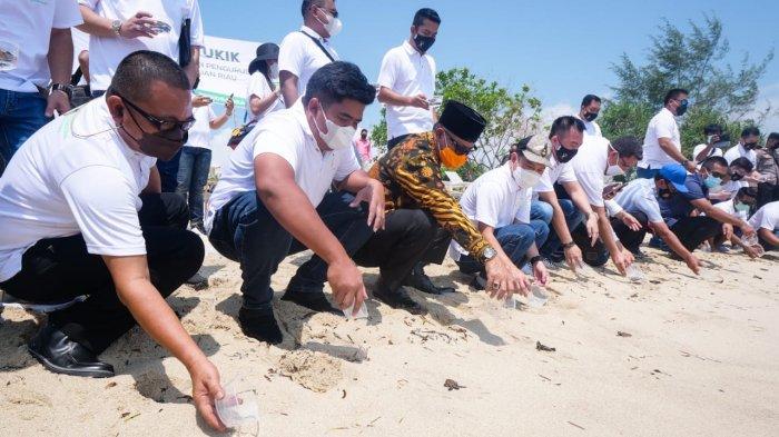 Wakil Bupati Bintan, Roby Kurniawan melepas anak penyu di pesisir pantai Trikora Beach Club, Minggu (11/4/2021).