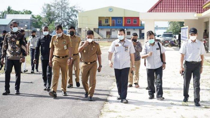 Foto Wakil Bupati Lingga, Neko Wesha Pawelloy saat meninjau bersama pihak PT Timah di Implasement Dabo Singkep, Kabupaten Lingga, Senin, (12/4/2021).