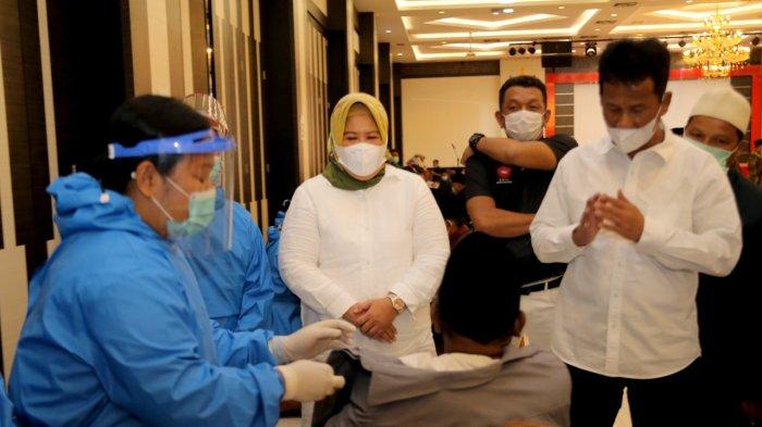 Wakil Gubernur Kepri, Marlin Agustina bersama Wali Kota Batam, Muhammad Rudi saat menghadiri pelaksanaan Vaksinasi Covid-19 Kepada Imam, Bilal, Mubalig se Kota Batam di Godlen Prawn Batam, Senin (29/3/2021).