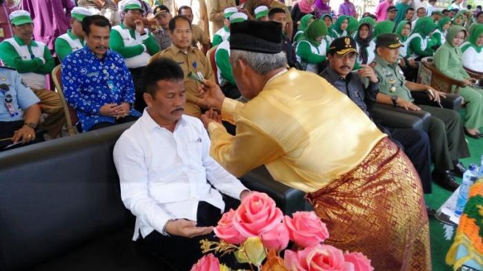 Wali Kota Batam Rudi mendapatkan tepung tawar dari tokoh masyarakat Rempang Cate saat mengikuti acara Tentara Manunggal Masuk Desa (TMMD) ke-96 Kota Batam di Rempang Cate, Galang, Batam, Selasa (3/5/2016) pukul 09.00 WIB.