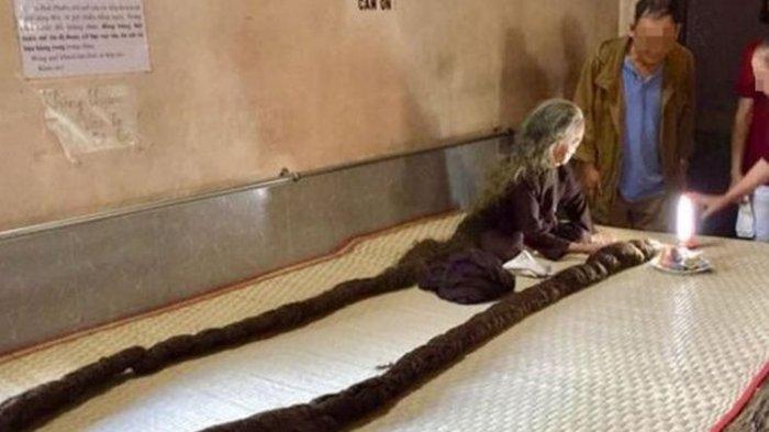 Pengunjung melihat rambut Nguyen Thi Dinh yang panjangnya mencapai 6 meter. Ilustrasi