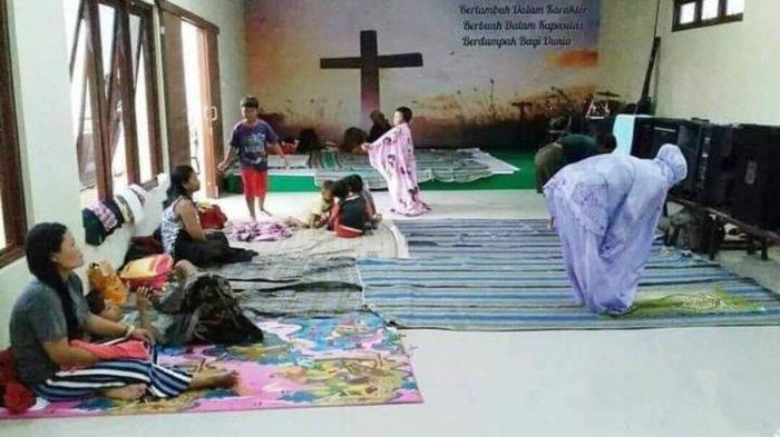 Foto seorang wanita mengenakan mukenah menjalankan salat di gereja di Kabupaten Kudus, Jawa Tengah viral di media sosial