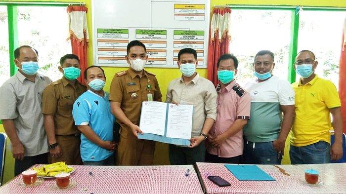 Lurah dan Ketua Persatuan Perantau Pancur usai menandatangani kerja sama soal penerangan jalan Kelurahan Pancur, Kecamatan Lingga Utara, Kabupaten Lingga, Selasa (16/2/2021).