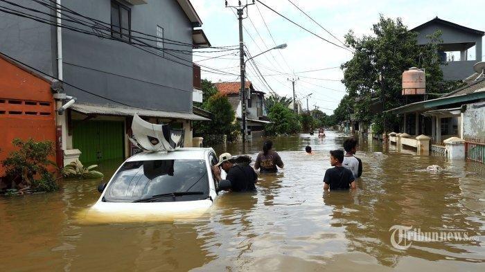 Warga melintasi banjir yang melanda kediamannya di Perumahan Ciledug Indah, Tangerang, Banten, Kamis (2/1/2020). Sejumlah kawasan Jabodetabek masih dilanda banjir dengan ketinggian hingga 2 meter akibat tingginya curah hujan.