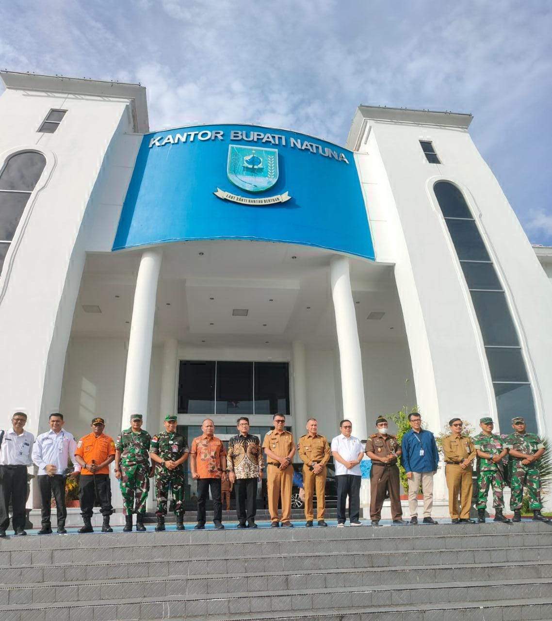 Bupati Natuna Wan Siswandi bersama Anggota Komisi I DPR RI, Mayjen TNI Purn Sutarman Panjaitan dan rombongan LPP TVRI berfoto bersama di depan Kantor Bupati Natuna, Jalan Bukit Arai, Kecamatan Bunguran Timur, Kabupaten Natuna, Senin (9/5/2022).