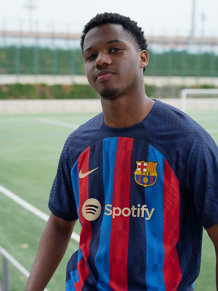 Ansu Fati dengan Jersey Kandang (Jersey Home) Barcelona 2022-2023