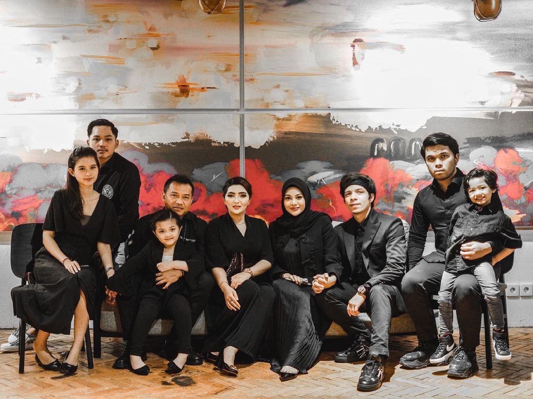 Foto keluarga Hermansyah dan Halilintar setelah kejutan ulang tahun Azriel, Minggu (27/6/2021).