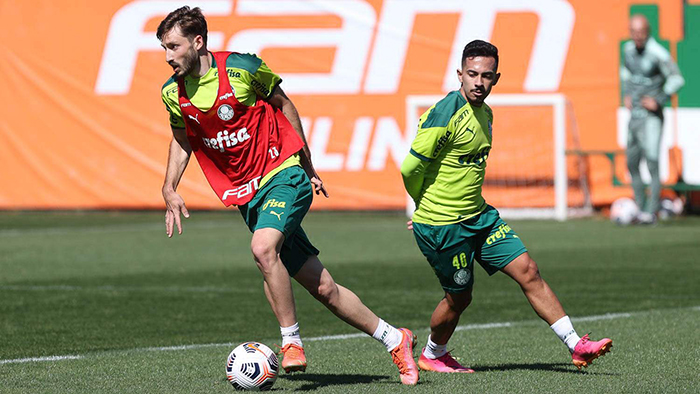 Matias Vina latihan bersama Palmeiran di Liga Brazil