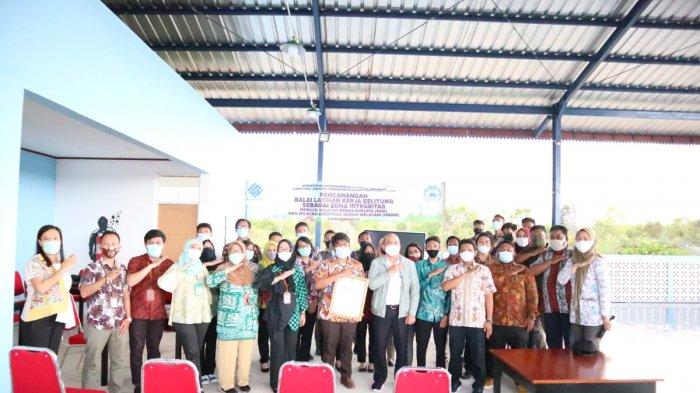 Staf Ahli Menteri Ketenagakerjaan Bidang Hubungan Antar Lembaga Ruslan Irianto bersama Kepala BLK Belitung Rahmad Faisal, Jumat (5/3/2021).