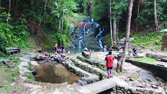 Objek wisata Gurok Beraye Gunong Tajam di Desa Kacang Butor, Kecamatan Badau, Kabupaten Belitung, Sabtu (6/3/2021).