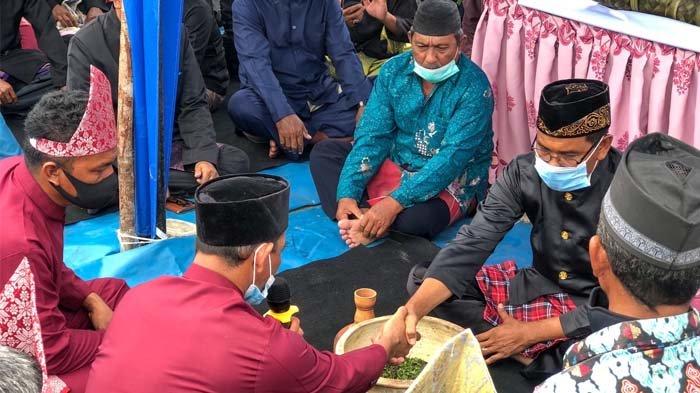 Prosesi adat Maras Taun 2021 di Lapangan Tanah Timbun Desa Selat Nasik, Kecamatan Selat Nasik.