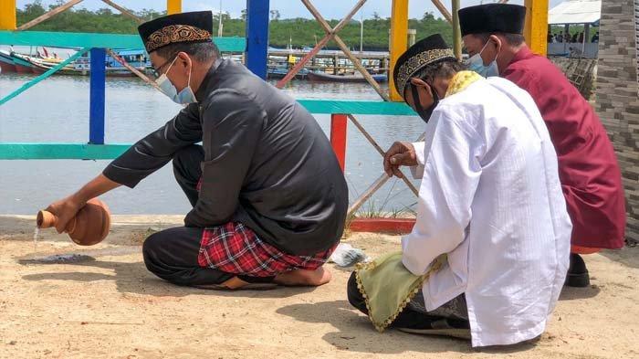 Prosesi adat Maras Taun 2021 di Lapangan Tanah Timbun Desa Selat Nasik, Kecamatan Selat Nasik.