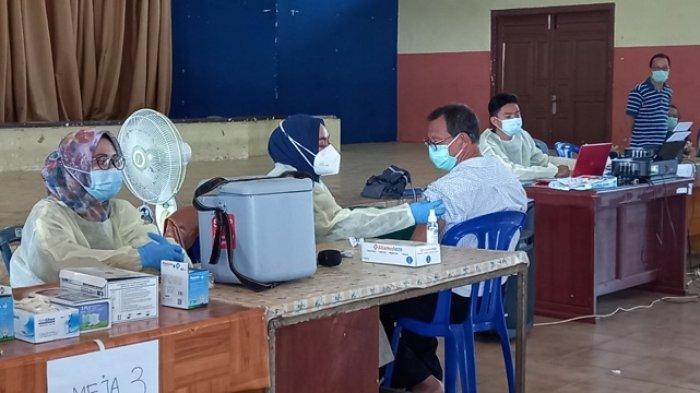 Suasana vaksinisasi kepada pedagang pasar di Gedung Nasional, Tanjungpandan. Belitung, Sabtu (17/4/2021).