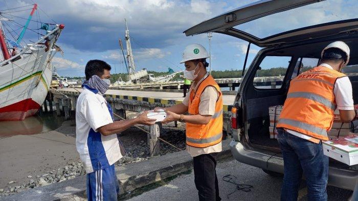 Pegawai IPC Pelindo II Cabang Tanjungpandan membagikan takjil kepada masyarakat, Kamis (22/4/2021)