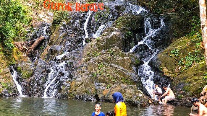 Pengunjung mandi di Gurok Beraye