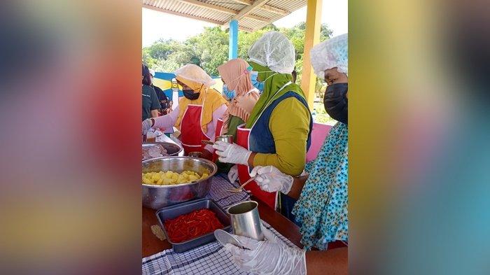 Ikan gangan kemasan kaleng hasil pelatihan. Ibu-ibu saat mengikuti pelatihan, Kamis (24/6/2021).