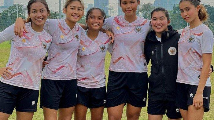 Ade Mustika (tiga dari kiri) foto bersama rekan-rekannya di skuad timnas putri Indonesia.