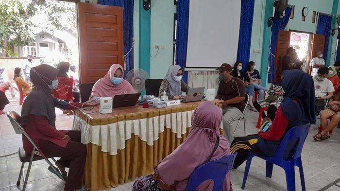 Suasana vaksinasi covid-19 di Kantor Camat Manggar, Kamis (26/8/2021)