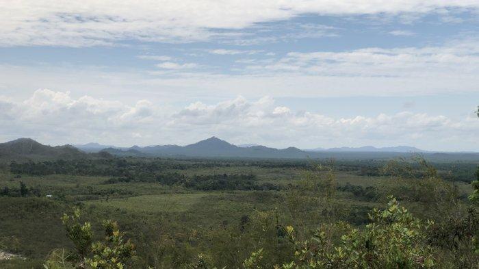Pemandangan di sekitar Gunung Lilangan, Desa Ibul, Kecamatan Badau, Kabupaten Belitung, Sabtu (25/9/2021).