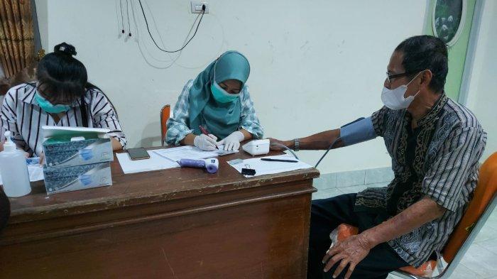 Suasana vaksinasi PT Timah di Desa Lalang, Jumat (1/10/2021)