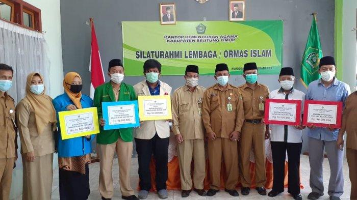 Foto bersama usai penyerahan bantuan operasional dalam Silaturahmi Kemenag dengan Ormas Islam, Senin (15/2/2021).