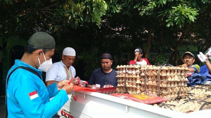 Infaq Jariyah Belitung (Injab) saat menyalurkan kebutuhan pokok di Pondok Pesantren At Taqwa Desa Air Ketekok, Tanjungpandan, Jumat (19/2/2021).