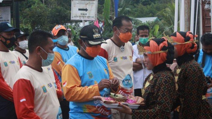 Peringatan Hari Peduli Sampah Nasional di Gurok Beraye, Desa Kacang Butor, Kecamatan Badau, Minggu (21/2/2021).