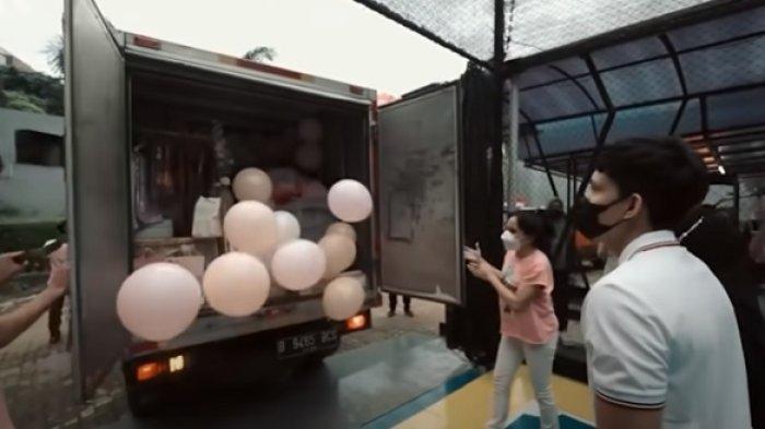 Momen ketika Atta dan Aurel mendapat kejutan dari teamnya
