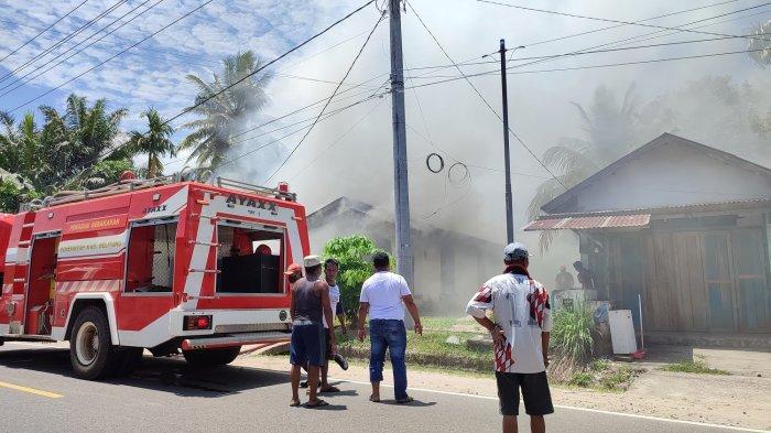 BPBD Kabupaten Belitung menurunkan tim damkar untuk memadamkan api yang membakar rumah warga di Jalan Pilang Desa Dukong, Tanjungpandan, Selasa (15/2/2022).