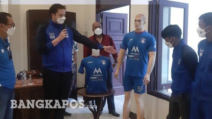 Presiden Belitong FC, Alexander Wilkes bersama jajaran official memperkenalkan seragam kebanggan BFC pada Minggu (30/10/2021).