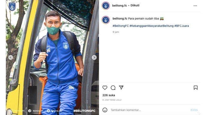 Pemain Belitong FC turun dari bus yang membawa mereka ke Stadion Benteng, Tangerang, Banten. Rencananya Belitong FC akan bertanding melawan Persikutim Kutai Timur, Sabtu (19/2/2022). Namun pertandingan itu ditunda.