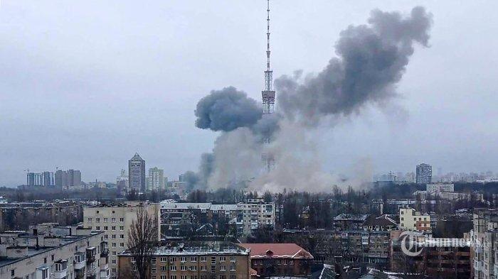 Gambar selebaran yang dirilis di halaman Facebook Kementerian Dalam Negeri Ukraina pada 1 Maret 2022 menunjukkan asap setelah serangan rudal yang menargetkan pusat televisi ibukota Ukraina di Kyiv.