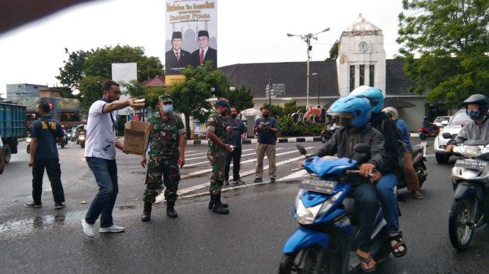 Kelompok Kerja (Pokja) Wartawan Kabupaten Belitung, Lanud HAS Hanandjoeddin Tanjungpandan, dan Badan Narkotika Nasional Kabupaten (BNNK) Belitung, Sabtu (9/4/2022) sore melakukan kegiatan Bhakti Sosial di Bundaran Satam Pusat Kota Tanjungpandan.