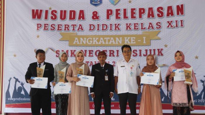 foto bersama wisudawan/i terbaik dalam acara perpisahan sekolah SMK N 1 Sijuk