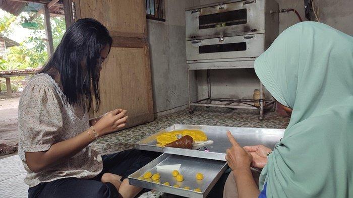 Proses produksi kue kering lebaran UMKM ZY Jalan Sekip Dalam, Tanjungpandan, Jumat (8/4/2022).
