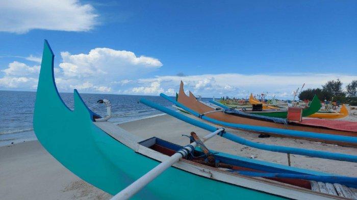 Deretan perahu kater di Pantai Serdang, Manggar, Belitung Timur, Selaa (14/6/2022).