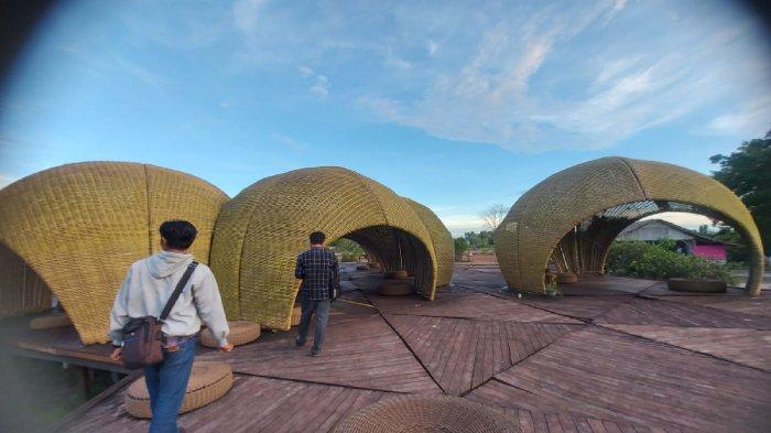 Wisata Rumah Keong yang terletak di Gantung, Belitung Timur, tempat ini dibangun di atas kolong bekas tambang timah yang kini disulap menjadi pariwisata kebanggaan masyarakat Belitung Timur.