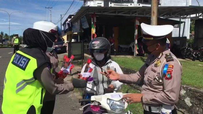 Satuan Lalu Lintas (Satlantas) Polres Bangka Barat memberikan bunga bagi pengendara yang tertib mengikuti aturan lalu lintas saat Operasi Patuh Menumbing 2022 di Bangka Barat, Senin (20/6/2022)