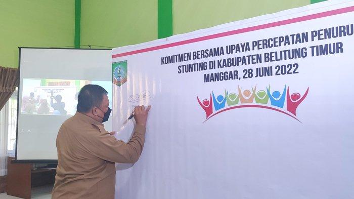 Wakil Bupati Belitung Timur Khairil Anwar saat menandatangani komitmen percepatan penanganan stunting di Kantor Bappelitbangda Beltim, Selasa (28/6/2022).