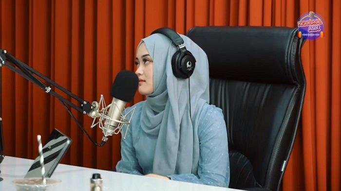 Tangkapan layar saat Putri Delina terhenti dari pembicaraanya kala mengingat kembali saat ia mencoba menerima kehadiran seorang ibu sambung