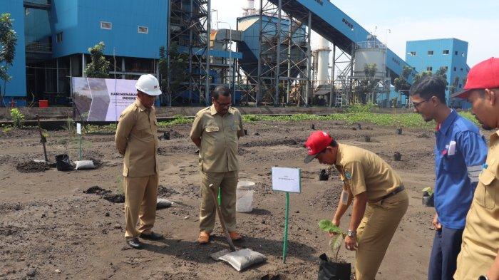 jajaran PT Service PLTU Belitung bersama tamu undangan melakukan penanaman pohon pada senin (28/11/2022).